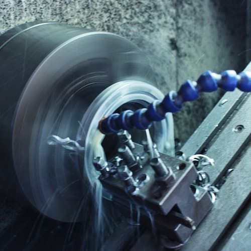 Una barra de metal a la que se da forma de rodamiento