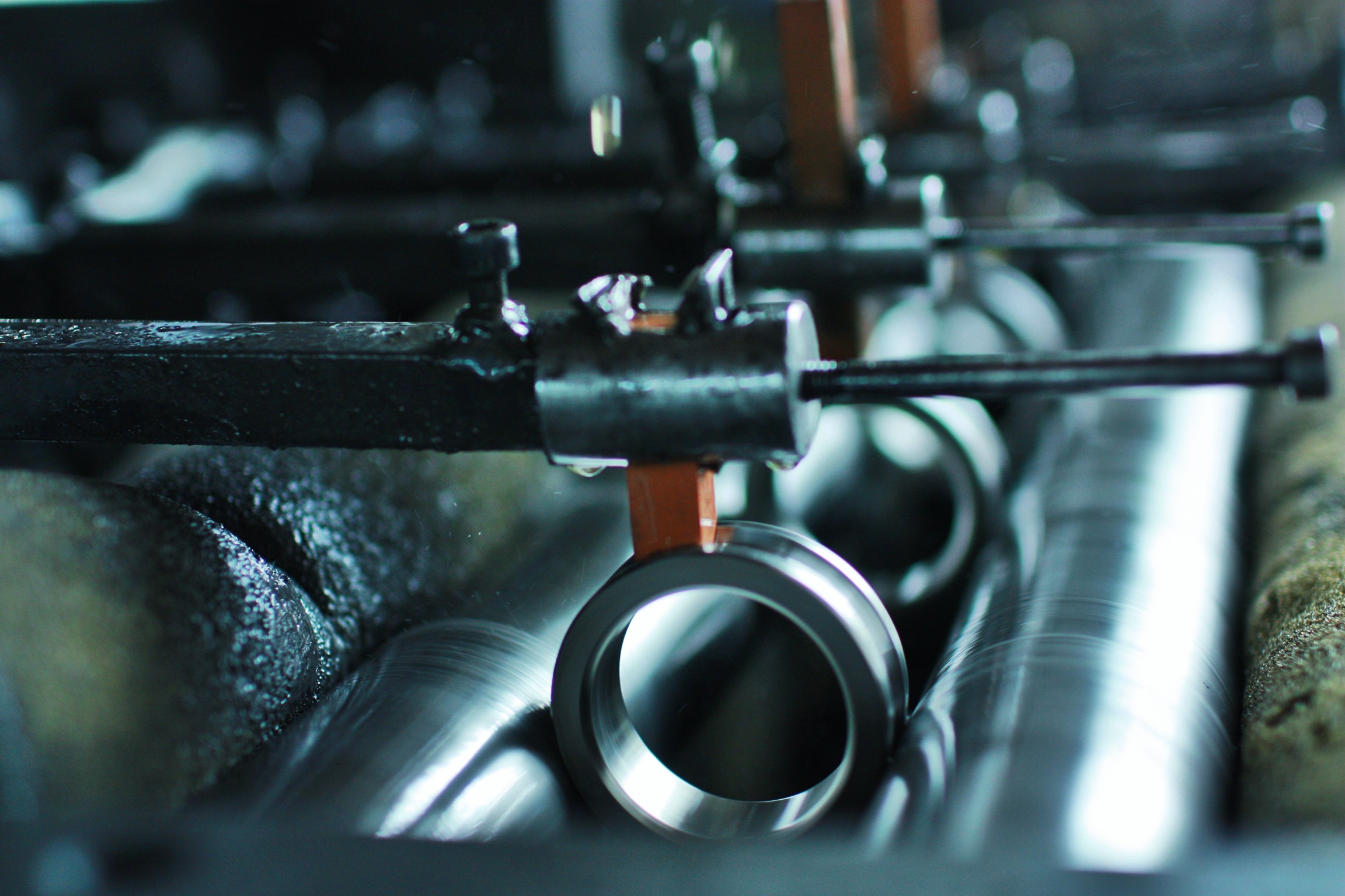  Un rodamiento en una cinta transportadora durante el proceso de fabricación