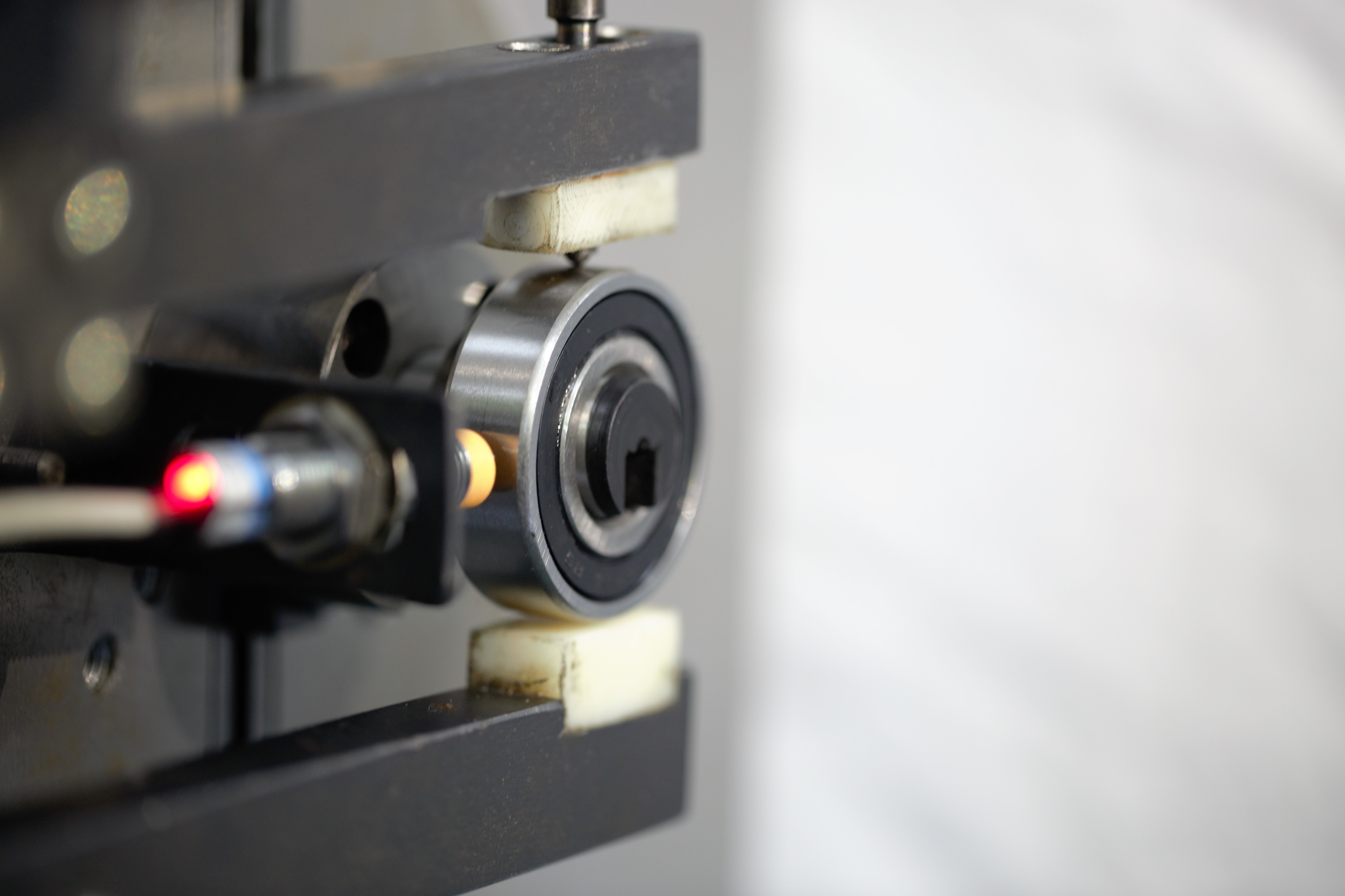 Inspección de un rodamiento de acero inoxidable en el Centro de control de calidad ZEN